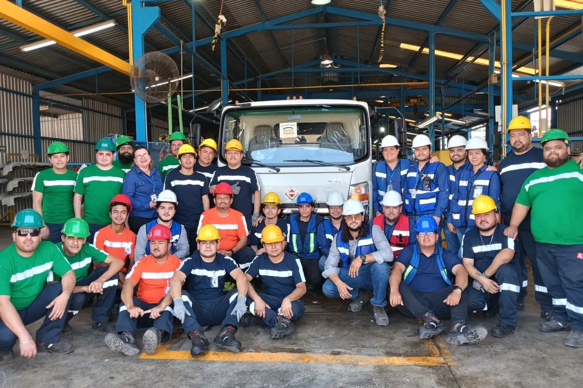 Con una planta laboral de alrededor de 30 colaboradores, Autocamiones de México celebró la producción de la unidad número 7,000.