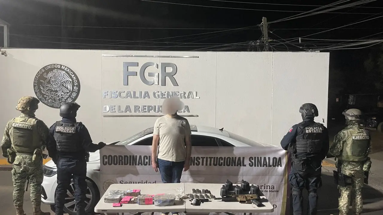 Un hombre es detenido en Culiacán, traía armas, dólares y viajaba en un Jetta blindado.
