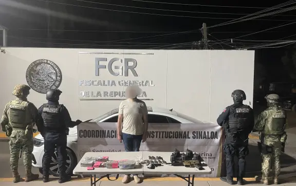 Un hombre es detenido en Culiacán, traía armas, dólares y viajaba en un Jetta blindado