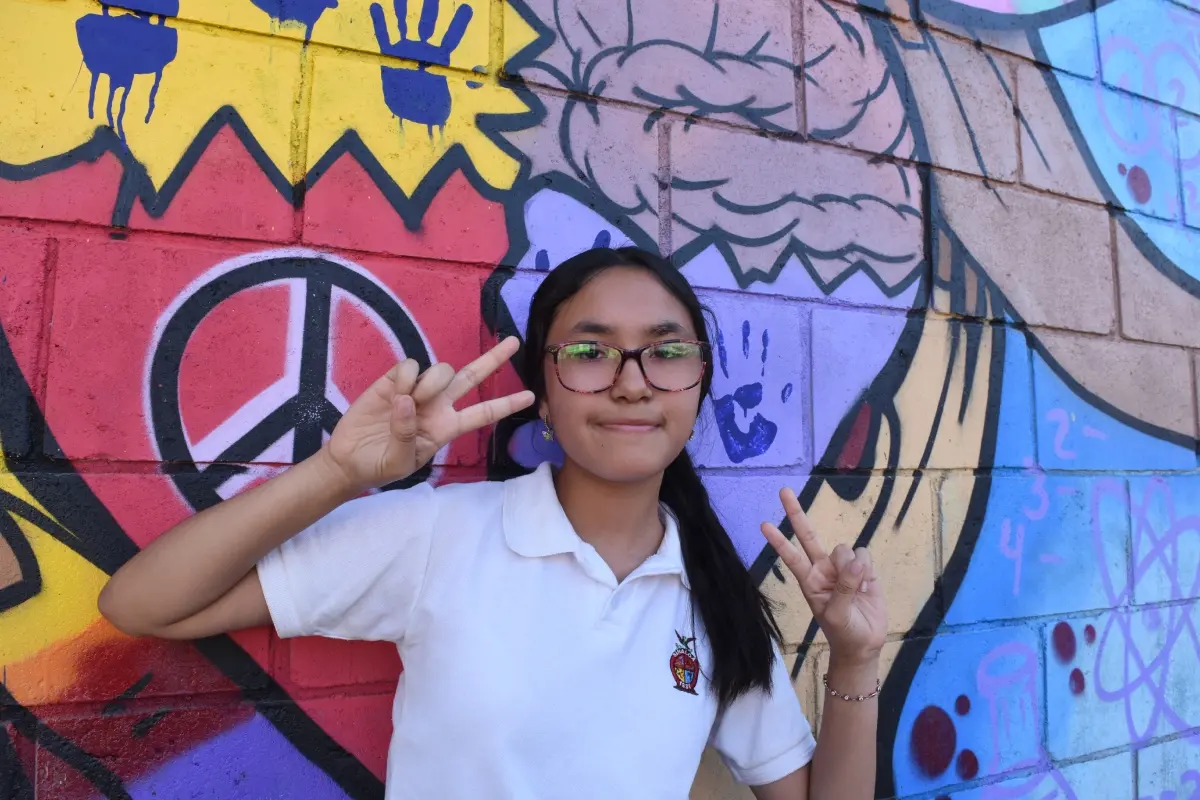 Trazos de paz en Culiacán: Deyci Valenzuela pinta un mensaje de inclusión en su secundaria en Los Ángeles