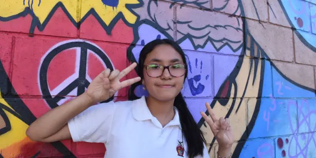 Trazos de paz en Culiacán: Deyci Valenzuela pinta un mensaje de inclusión en su secundaria en Los Ángeles