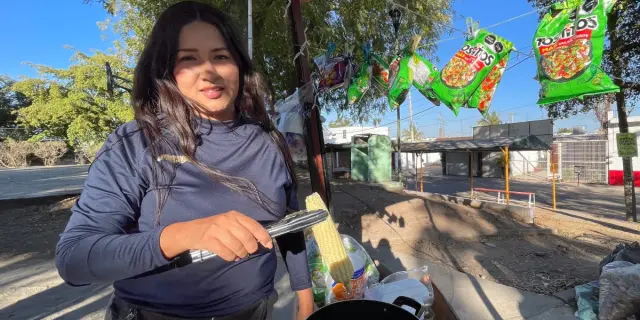 Sabrosos snacks en Culiacán: Karina emprende negocio para costear su rehabilitación tras accidente
