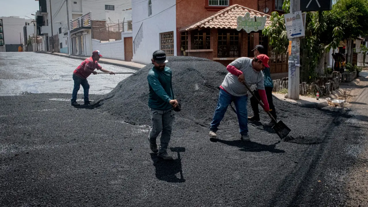 El programa de reencarpetado y bacheo mejora la movilidad y seguridad en diversos sectores de Culiacán.