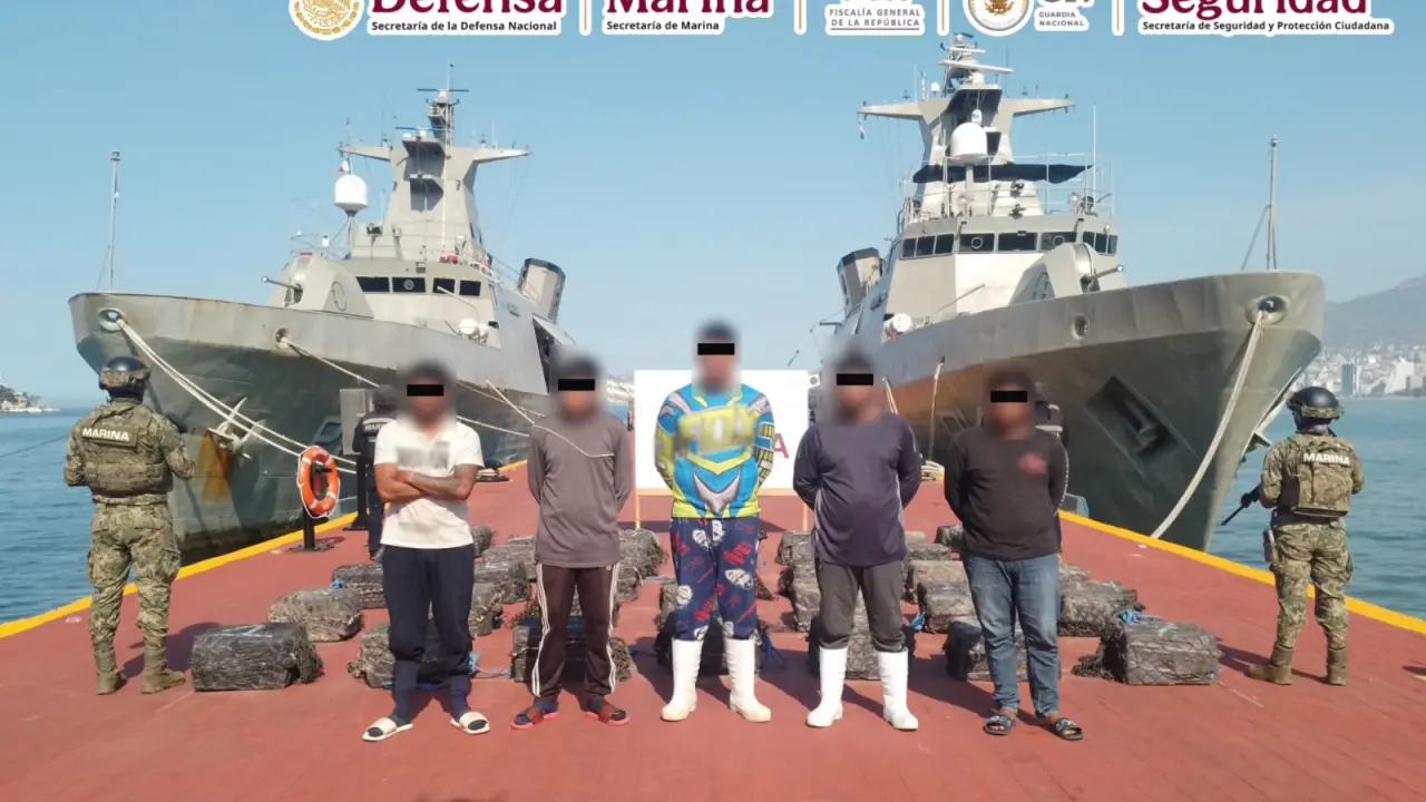 Interceptan narcolancha y hallan droga flotando: 4.2 toneladas aseguradas por Semar.