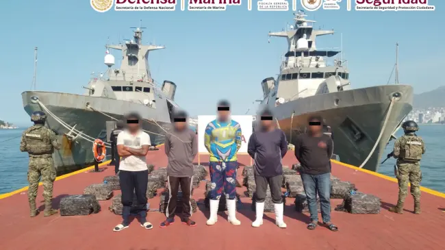Interceptan narcolancha y hallan droga flotando: 4.2 toneladas aseguradas por Semar.