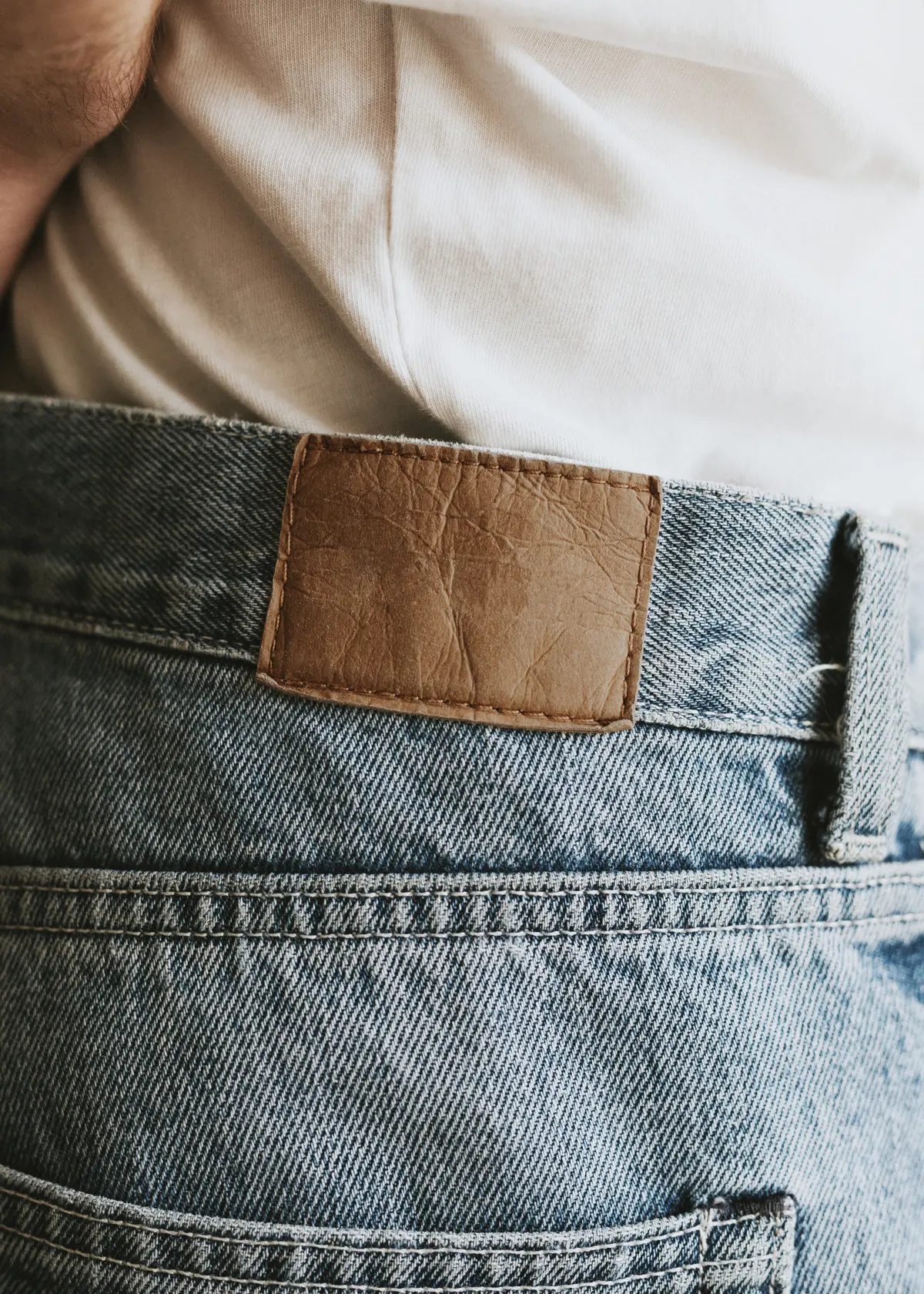 Los jeans son una opción ideal para andar cómoda en cualquier momento. Foto: Freepik