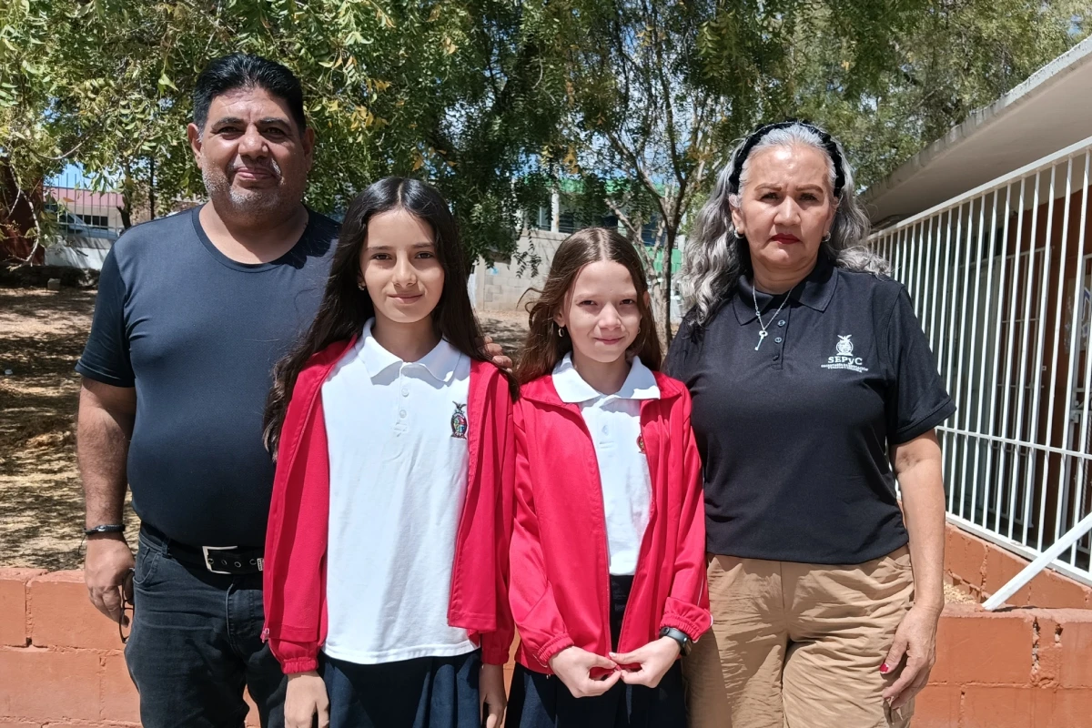 María Dolores y María José, junto a su maestro de sexto grado, Jorge Alberto Guzmán y Silvia Verónica Jiménez, responsable de Tecnología Educativa.