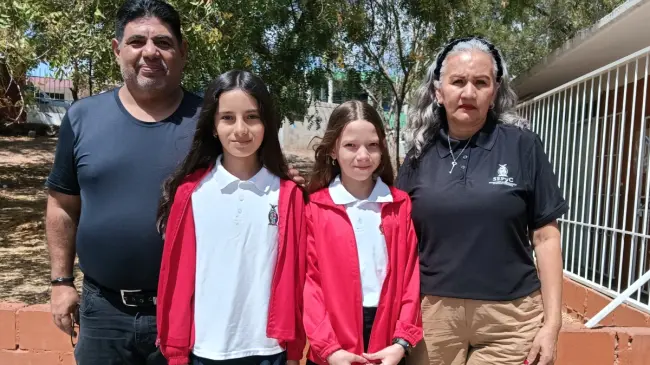 María Dolores y María José, junto a su maestro de sexto grado, Jorge Alberto Guzmán y Silvia Verónica Jiménez, responsable de Tecnología Educativa.