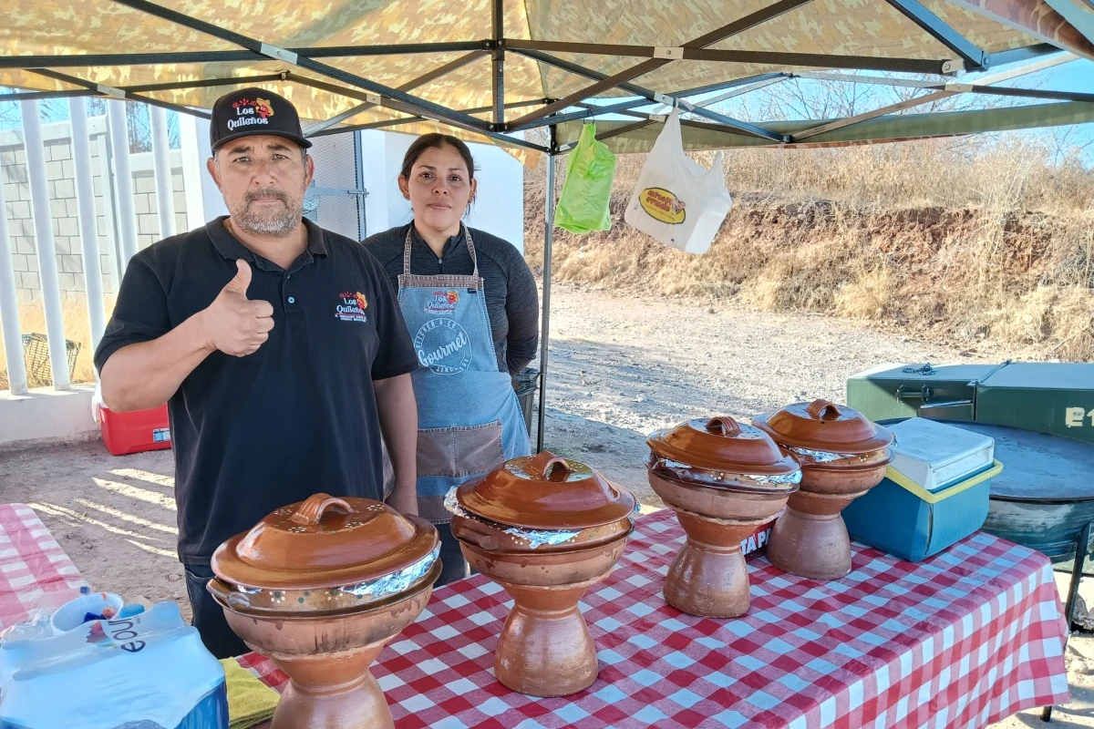 Gerardo Aréchiga y su esposa Wendy Berenice atienden su negocio de comida con mucho esmero y buena sazón frente al Nuevo Hospital General de Culiacán. / Imágenes de Francisco Castro
