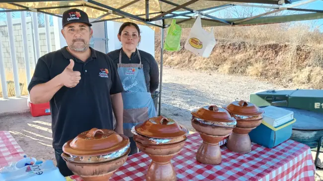 Gerardo Aréchiga y su esposa Wendy Berenice atienden su negocio de comida con mucho esmero y buena sazón frente al Nuevo Hospital General de Culiacán. / Imágenes de Francisco Castro