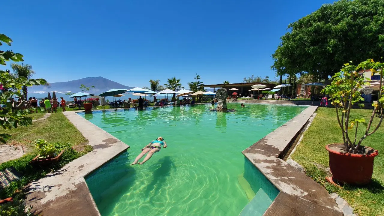 El Balneario Termal San Juan Cosalá, situado en la ribera de Chapala, destaca por ser uno de los más conocidos de la zona.