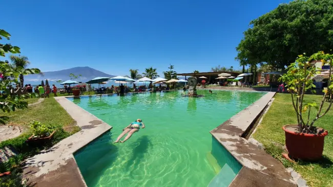 El Balneario Termal San Juan Cosalá, situado en la ribera de Chapala, destaca por ser uno de los más conocidos de la zona.