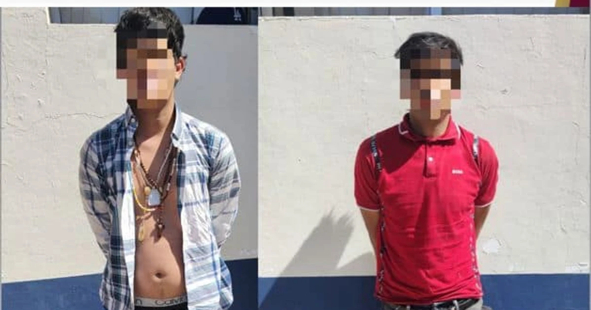 Culiacán; Elementos del grupo Interinstitucional asegura a 2 civiles con arma de fuego que circulaban en una motocicleta. Foto: Cortesía.