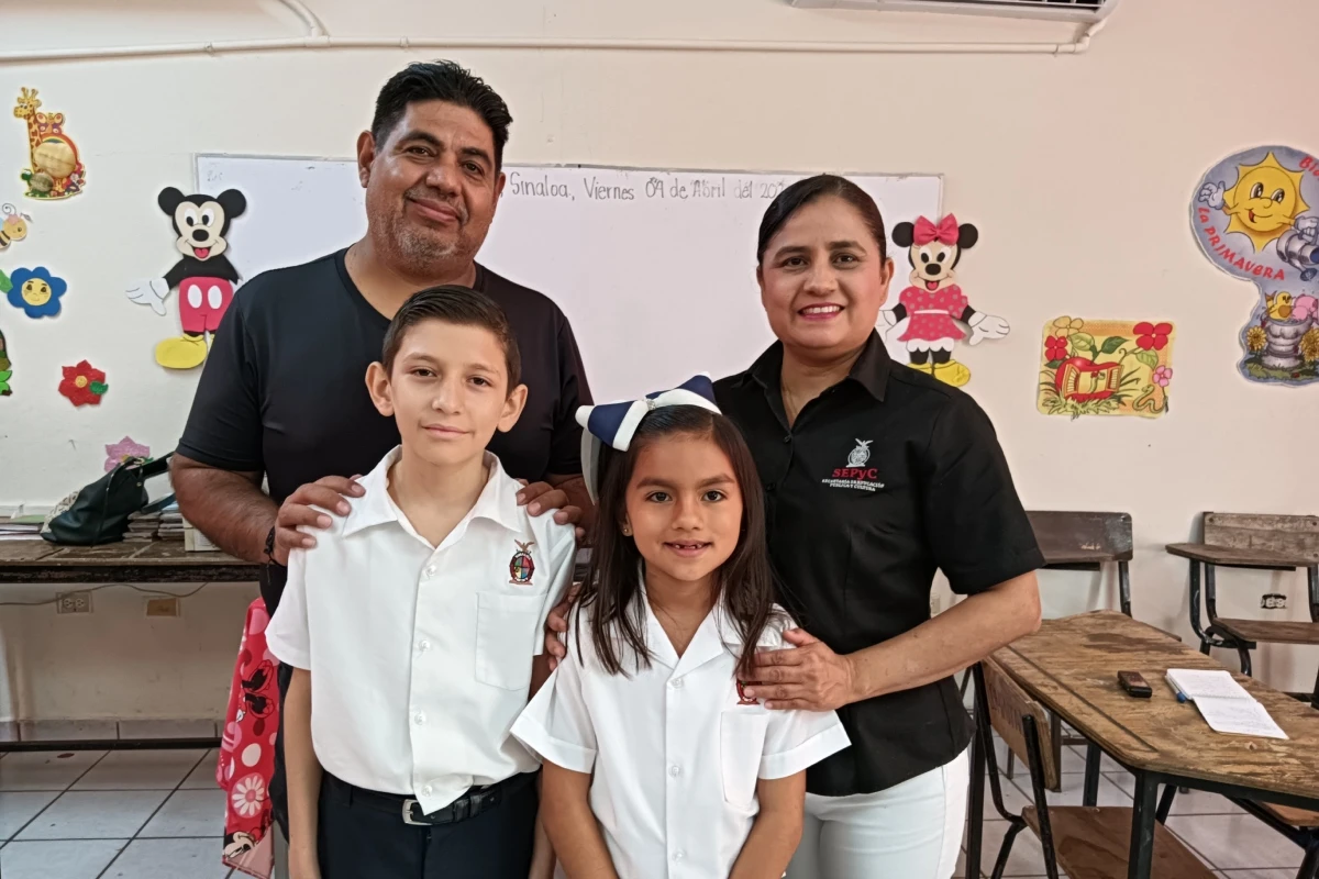 Regina Torres Nevárez y Juan Manuel Flores Molina, junto a sus maestros Jorge Alberto Guzmán y Elda Magali Rendón Torres, en la Primaria Jorge González.