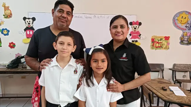 Regina Torres Nevárez y Juan Manuel Flores Molina, junto a sus maestros Jorge Alberto Guzmán y Elda Magali Rendón Torres, en la Primaria Jorge González.