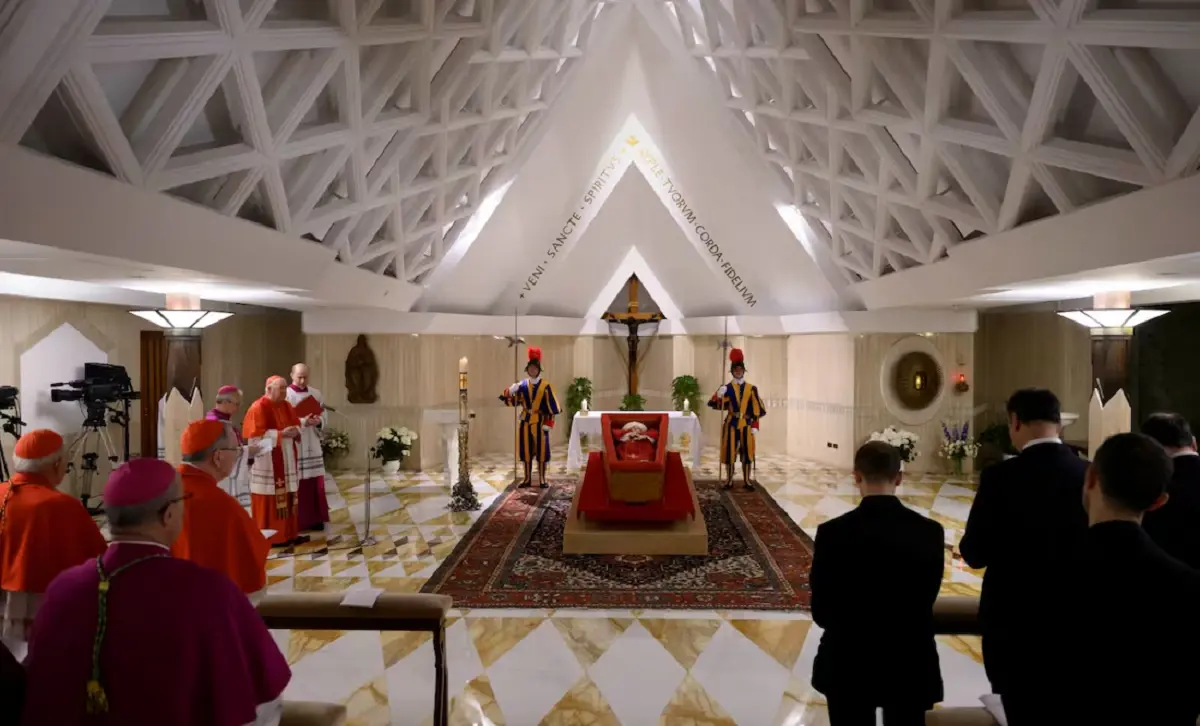 Las primeras imágenes del papa Francisco en su féretro. Foto: Getty Images