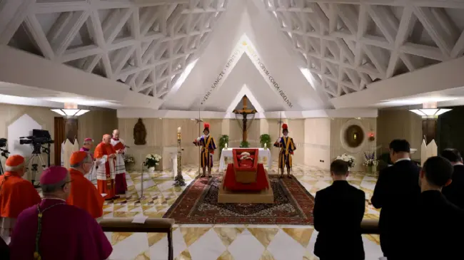 Las primeras imágenes del papa Francisco en su féretro. Foto: Getty Images