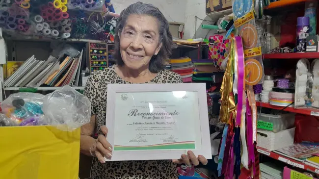 Lupita lleva 5 décadas atendiendo generaciones de estudiantes con su papelería