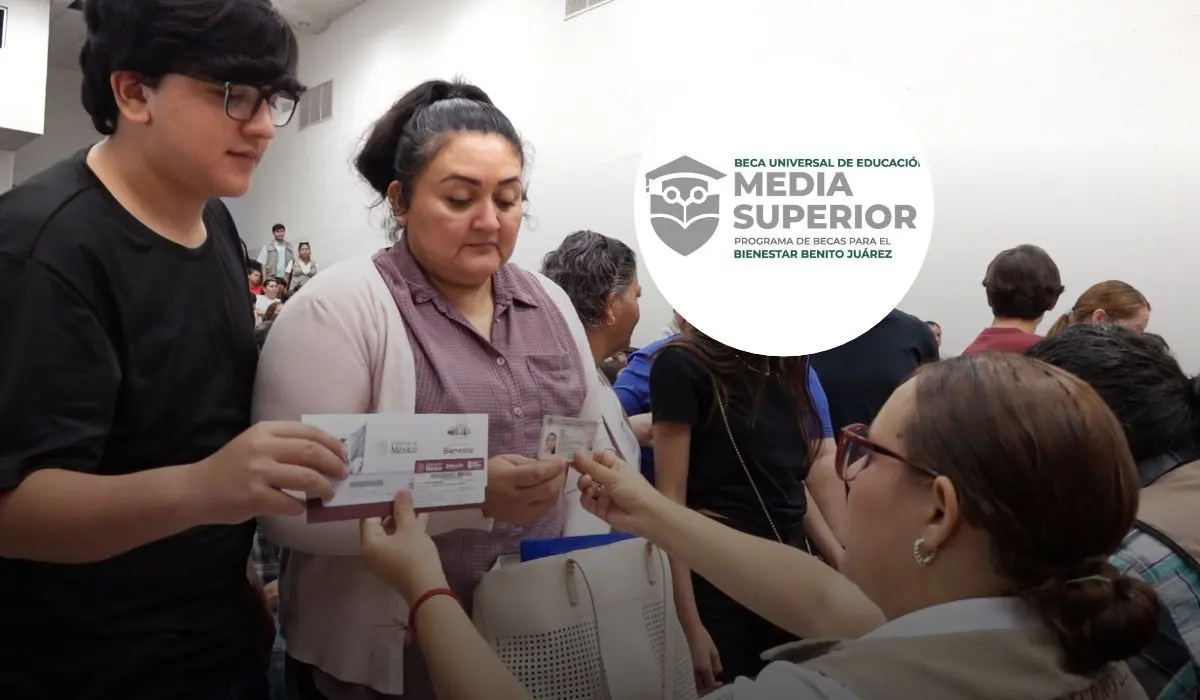 La jornada de entrega de las tarjetas del programa Beca Benito Juárez, dio inicio en la Preparatoria Central Diurna. Foto: Cortesía.