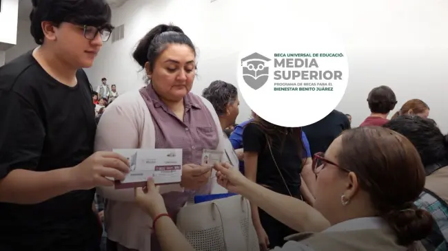 La jornada de entrega de las tarjetas del programa Beca Benito Juárez, dio inicio en la Preparatoria Central Diurna. Foto: Cortesía.