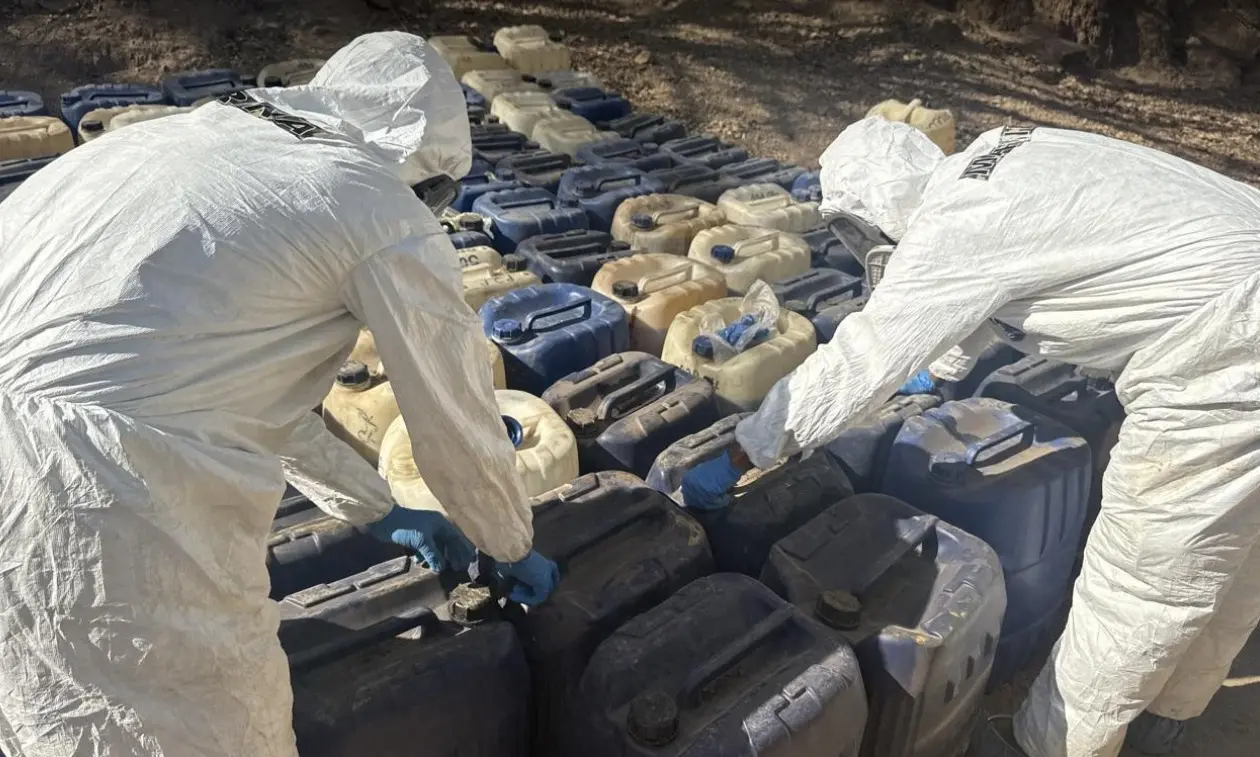 Operativo en El Tastito, Durango, deja dos laboratorios clandestinos destruidos y metanfetamina decomisada.