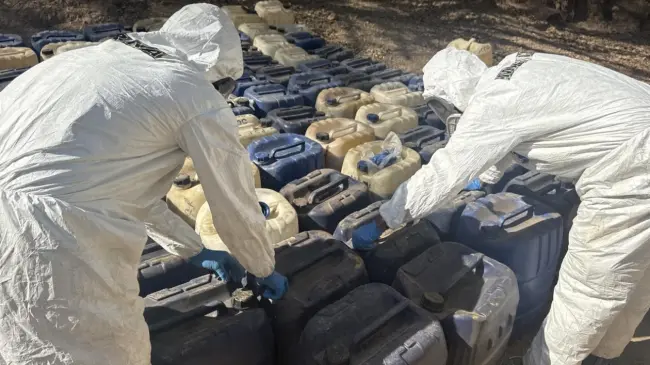 Operativo en El Tastito, Durango, deja dos laboratorios clandestinos destruidos y metanfetamina decomisada.