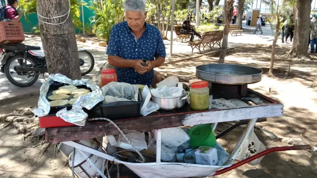 Don Andrés lleva sus tacos y su cocina a cualquier sitio de Culiacán para ofrecer sus tacos de carne asada.