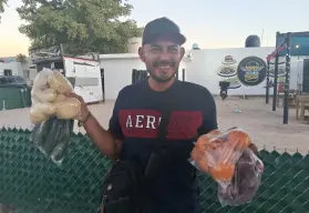 Charly empezó limpiando vidrios y hoy es un emprendedor con la venta de frutas y verduras en Culiacán