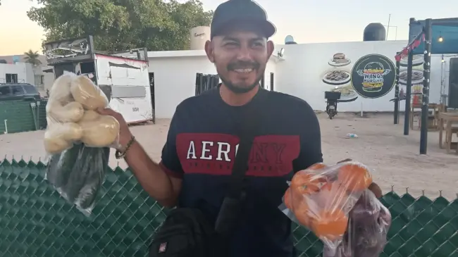 Con una gran sonrisa y muy buen ánimo Charly sale diariamente de su hogar para vender sus frutas y verduras en el acceso principal de Alturas del Sur.