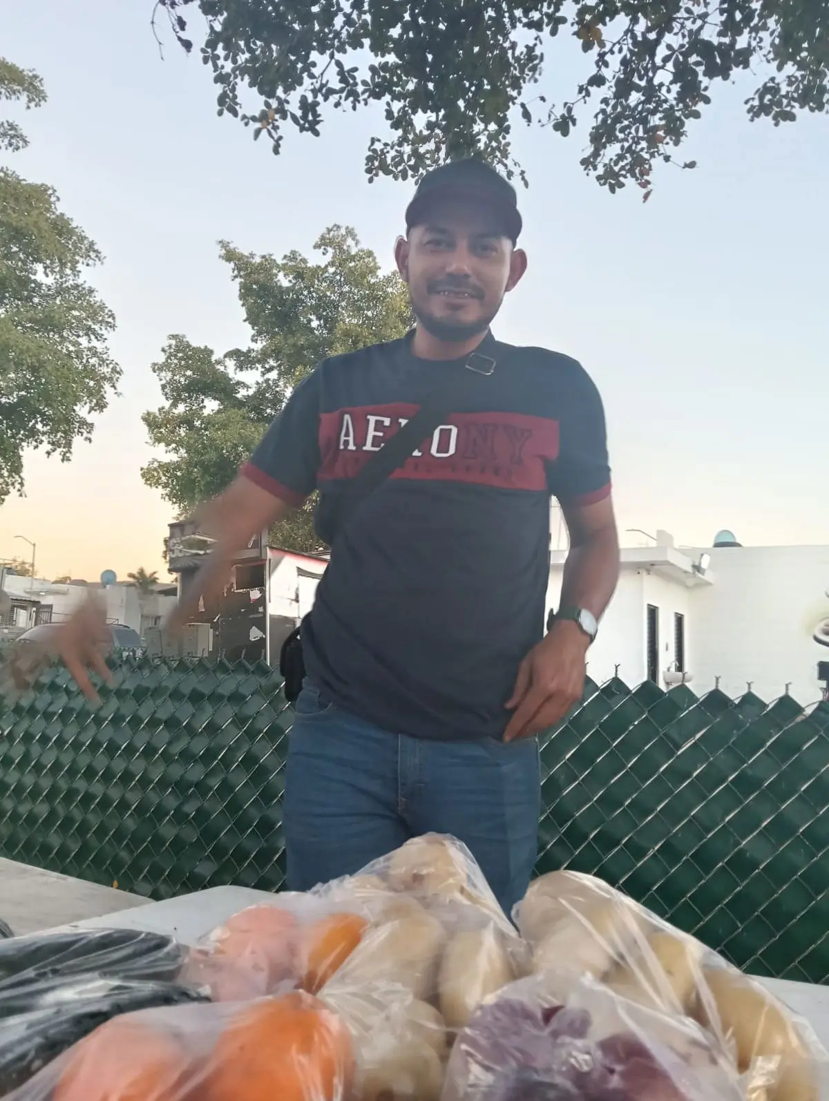 Con muy buen ánimo Charly vende sus verduras en Alturas del Sur.