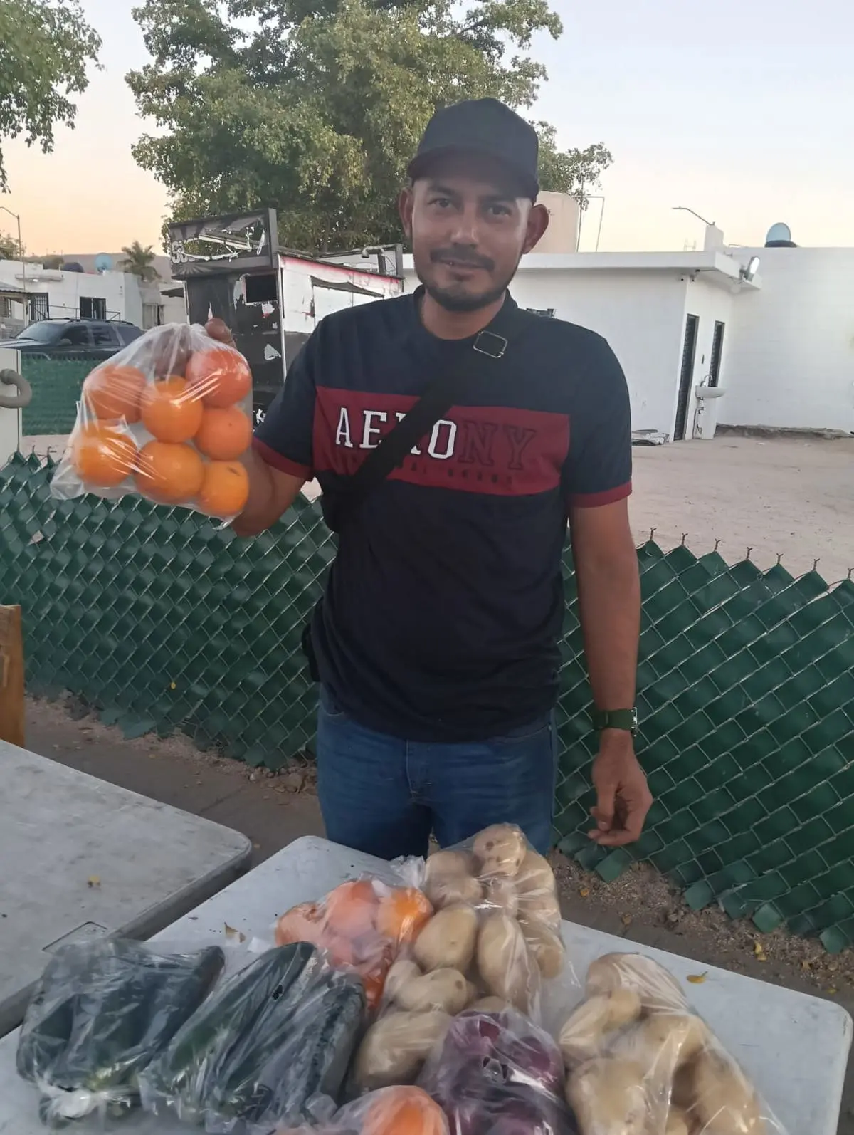 Charly lleva todos los días sus productos a su puesto para vender y ganar un poco de dinero para llevar a su hogar.