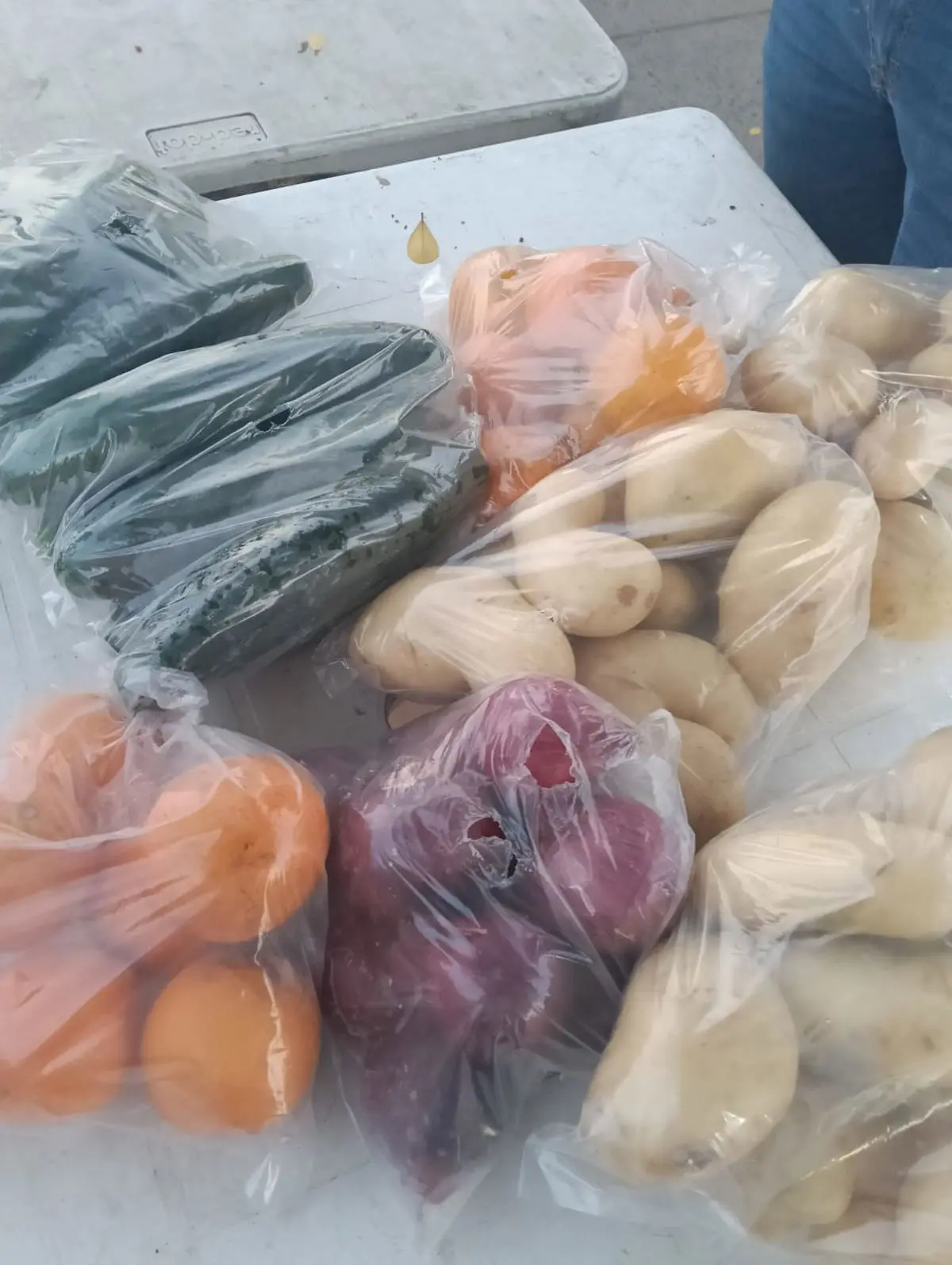 Diferentes bolsas de frutas y verduras son las que Charly tiene en su pequeño puesto.