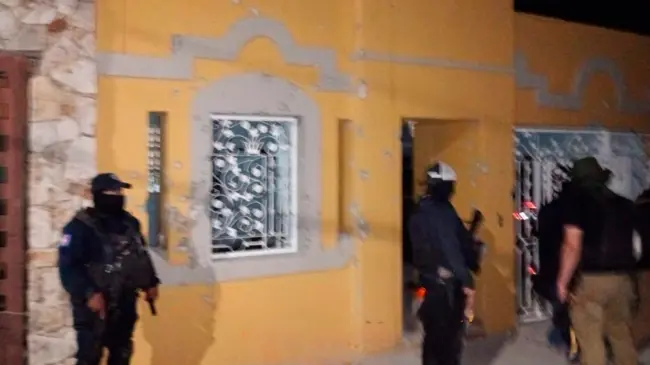 Detenidos y arsenal asegurado en Los Cabos tras operativo por incendios recientes.
