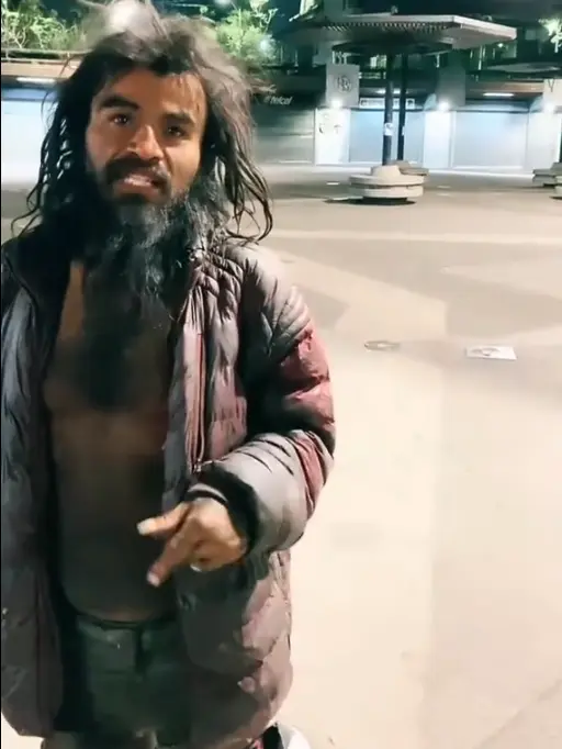 El usuario Henry Buitron conversa con la Diva Indigente en la madrugada por la Glorietas de Insurgentes