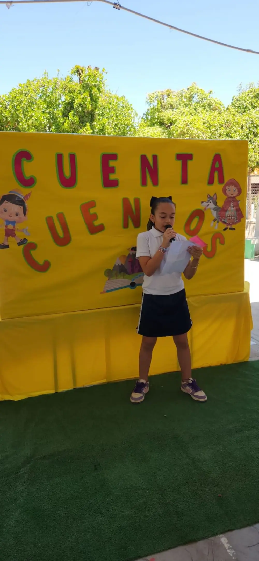 Kayla Margarita Rubio Torrez, de Quinto B, con el cuento La abeja y la hormiga