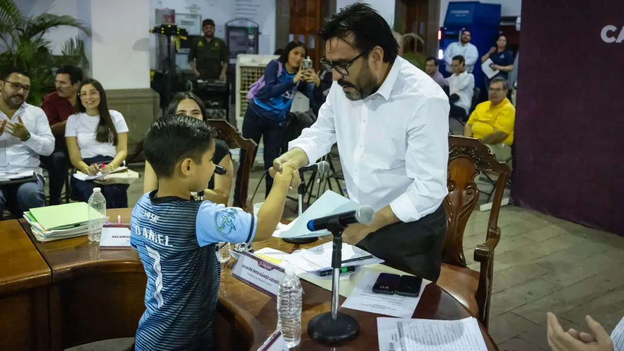 El pequeño Daniel García, integrante del Club Rasac FC acudió a Cabildo Abierto para entregar un proyecto para una nueva cancha en Alturas del Sur.