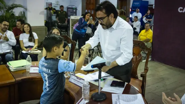 El pequeño Daniel García, integrante del Club Rasac FC acudió a Cabildo Abierto para entregar un proyecto para una nueva cancha en Alturas del Sur.