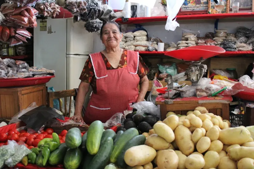 Señora en su puesto de verduras. Foto. Pixabay.