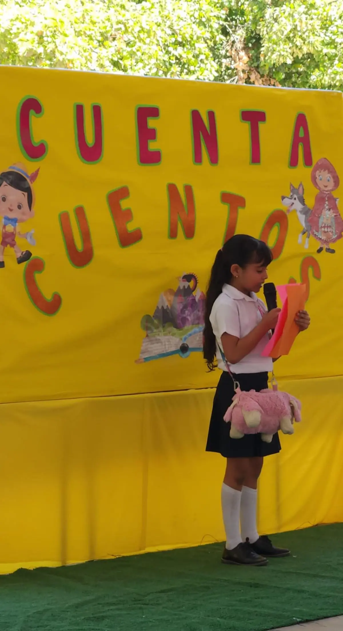 Valeria Guadalupe Aispuro Reátiga, de Segundo A, con su cuento Fluppi, el unicornio que perdió su cuerno