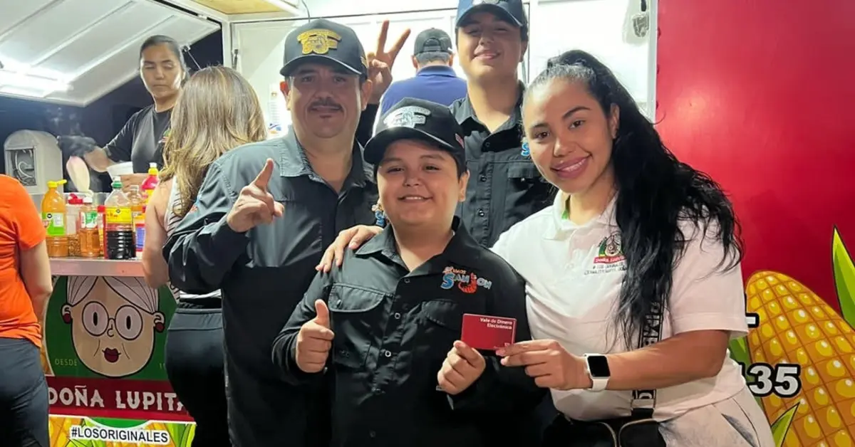 Un propinón solidario: entregan tarjetas de apoyo a 220 trabajadores de restaurantes en Culiacán