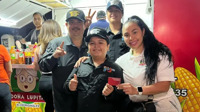 El esfuerzo de cientos de manos en Culiacán tuvo recompensa: 220 trabajadores de la cocina y el servicio recibieron un propinón en forma de tarjetas de apoyo.
