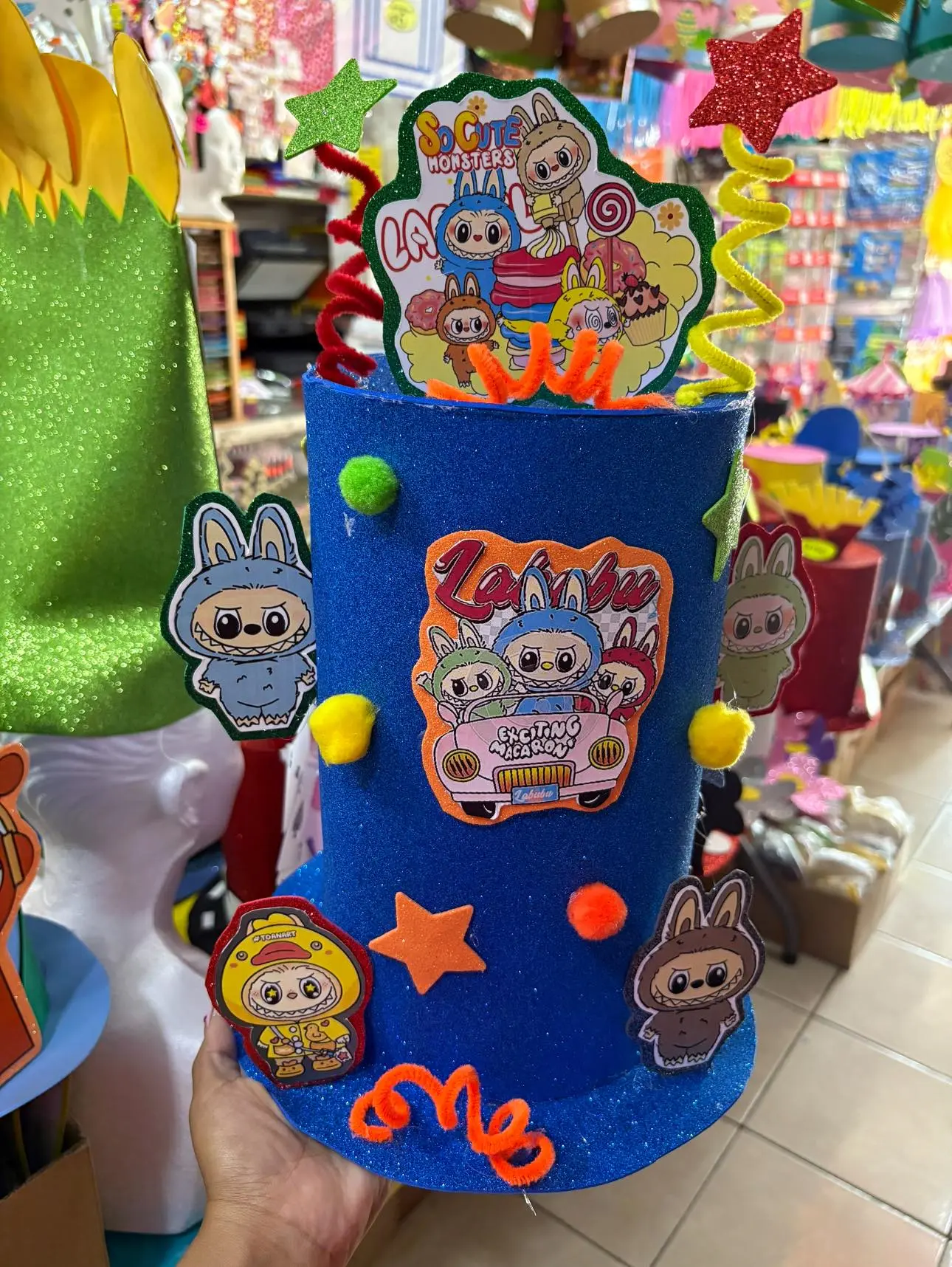 Sombrero loco de Labubu para el Día del Niño. Foto: Papelería BOLA 1  