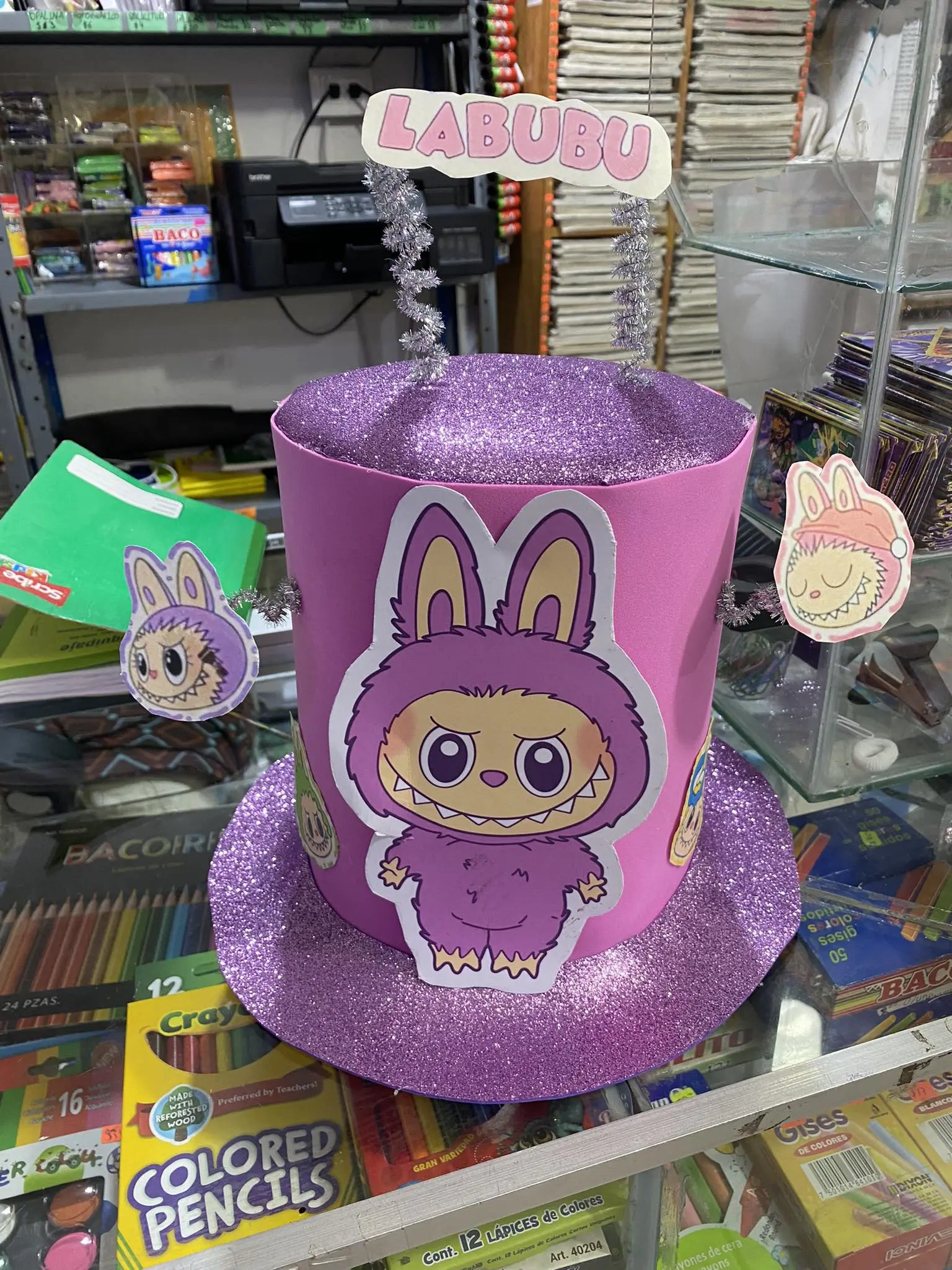 Sombrero loco diseño de Labubu. Foto: Papelería y novedades Sofía