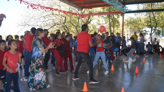 Entre risas y aprendizaje, alumnos, padres de familia y personal docente compartieron momentos inolvidables en un ambiente de alegría. Foto: Juan Madrigal