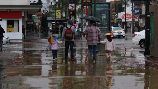 ¡Paraguas y suero a la mano! Baja California espera lluvias y calor intenso este 13 de julio