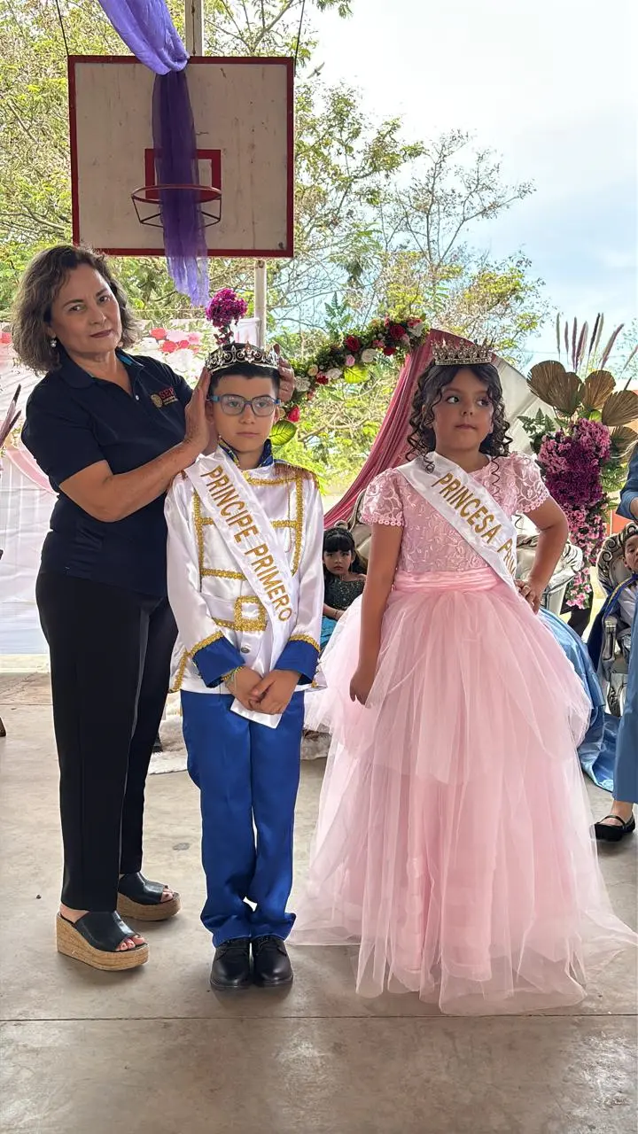 La directora de la primaria Natalio Landeros Ramos, la maestra Guadalupe Gastélum fue la encargada de ayudar con la coronación de reyes y reinas.
