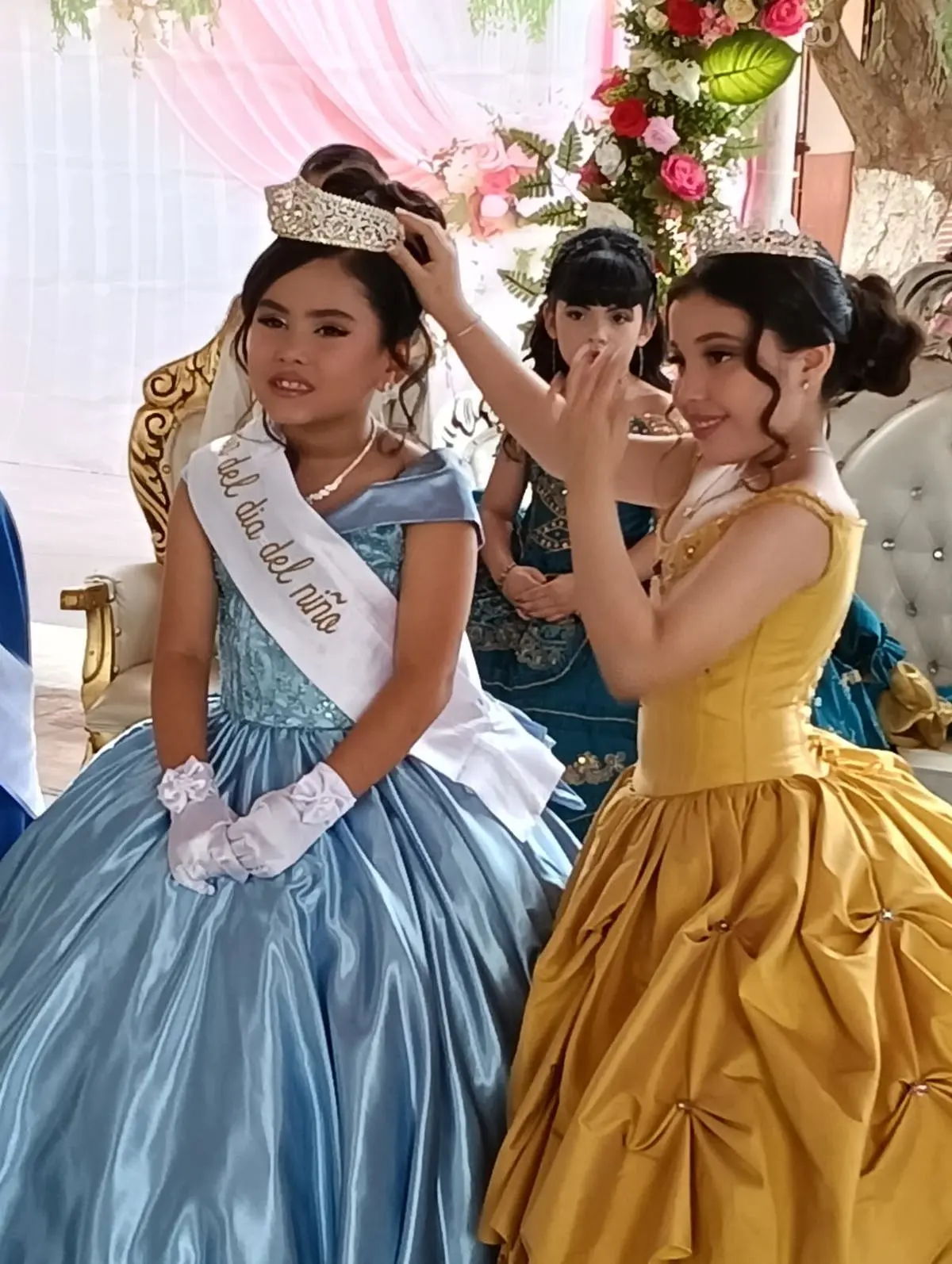 La coronación de los reyes entrantes, estuvo a cargo de los reyes del Día del Niño salientes.