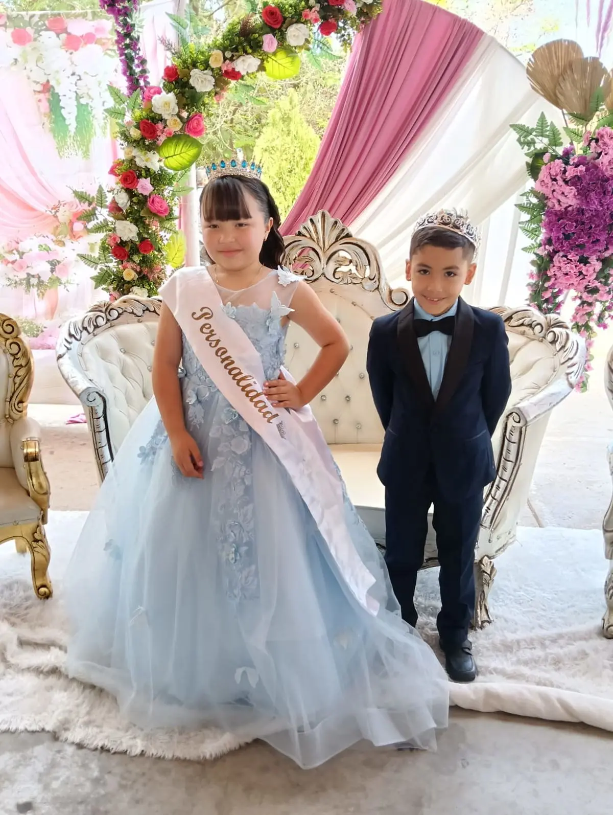 Algunos niños recibieron sus titulos nobiliarios.