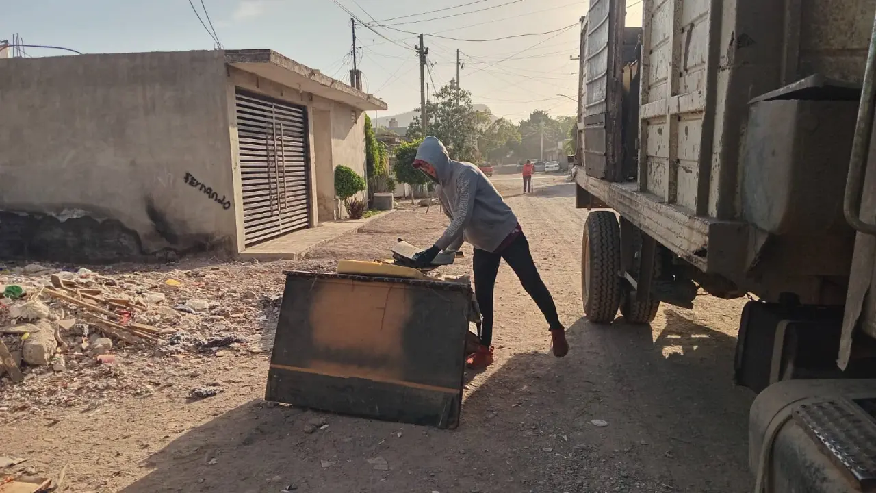 Esta acción busca eliminar criaderos de mosquitos y concientizar a la población sobre la importancia de la prevención.