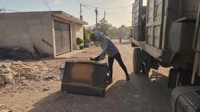 Esta acción busca eliminar criaderos de mosquitos y concientizar a la población sobre la importancia de la prevención.